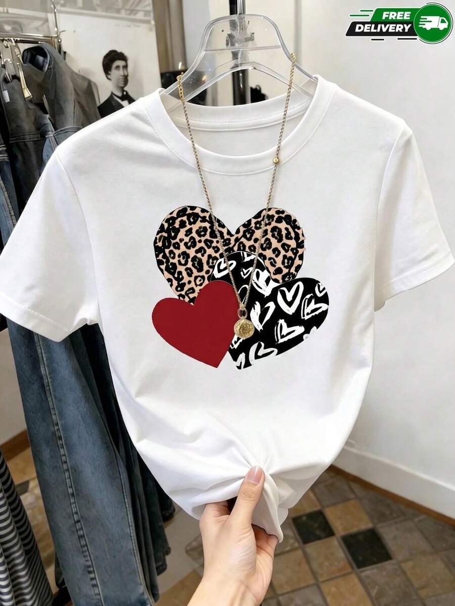 Camiseta de manga corta para mujer con cuello redondo, corte ajustado, con estampado de corazones superpuestos, uno con estampado de leopardo, uno con patrón de corazones blancos y uno liso rojo, apta para uso diario, salidas casuales, fines de semana, citas informales y reuniones con amigas, fabricada en poliéster, de estilo casual femenino moderno, ideal para usar en primavera y verano. Envío nacional dentro del país. - Blanco - Ver 1