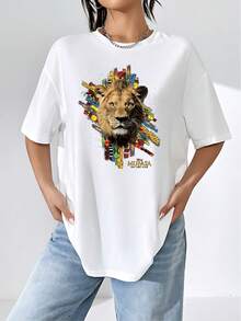 Rostro majestuoso de león rodeado de formas geométricas multicolor que simbolizan fuerza, coraje y energía vital inspirada en la naturaleza africana camiseta de mujer  cómoda casual para uso diario y fácil de combinar - Blanco - Ver 1