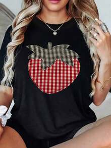 Figura de fresa con patrón de cuadros que simboliza dulzura natural y alegría cotidiana inspirando frescura artesanal 100% algodón camiseta para mujer cómoda y moderna - Negro - Ver 2
