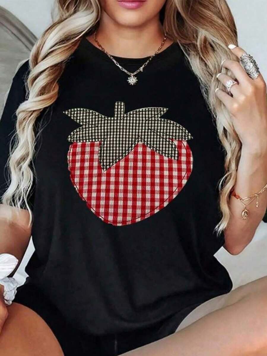 Figura de fresa con patrón de cuadros que simboliza dulzura natural y alegría cotidiana inspirando frescura artesanal 100% algodón camiseta para mujer cómoda y moderna