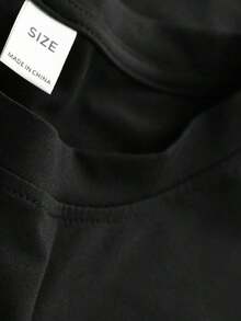 Este atuendo informal para festivales de música está diseñado para mujeres jóvenes y presenta un estampado creativo de letras y flores.Incluye una camiseta negra de manga corta con cuello redondo y pantalones acampanados, lo que la hace perfecta para el verano. - Negro - Ver 8