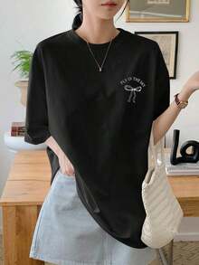 Camiseta de verano para mujer con estampado de lazo y letra, de ajuste holgado y casual, con cuello redondo y mangas caídas, tops lindos y oversize, camisetas gráficas, tops estilo preppy - Negro - Ver 4