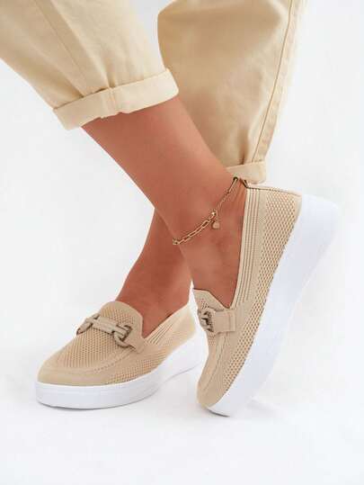 Ademende, comfortabele en lichte textiel dames instappers met platformzool en synthetische details in een frisse beige-witte kleurstelling.