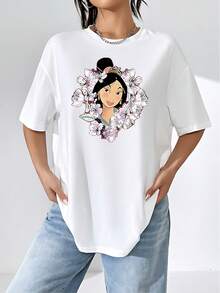 Retrato de mujer rodeada de flores de cerezo simbolizando belleza serena y renovación interior con detalles artísticos y tonos suaves camiseta de mujer  cómoda transpirable perfecta para uso diario y combinación casual - Blanco - Ver 6