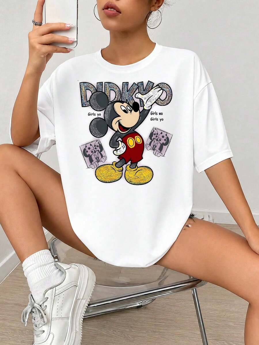 Diseño gráfico impreso, Arte de texto Diddy Yo de uso Mo-key, Estilo de boceto retro, Costume rojo y amarillo, Póster nostálgico de cultura pop para Wall Decor y Roo.jpgRegalos personalizados: Camisetas para mujer con estilos que van desde lo moderno, hippie, casual y minimalista. Ropa masculina personalizada única, armarios cápsula y prendas básicas/urbanas para hombre. Regalos ideales para novios, familiares y amigos, adecuados para cumpleaños, vacaciones, colegio/competiciones, deportes/escalada y más, así como para la moda de otoño y eventos urbanos. Blanco verano.