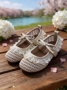 Một đôi sandal lưới xuyên thấu kiểu mới năm 2026 dành cho bé gái, đế bằng và chất liệu lưới. Có điểm nhấn là viền ren dễ thương và kiểu dáng ba lê. Giày công chúa cho bé gái. Dễ thương và ngọt ngào, rất đa năng, phù hợp để mang hàng ngày hoặc đi chơi. - Màu be - Xem 6