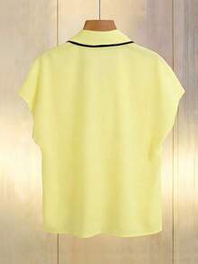 Blusa con estampado de pañuelo de cuello en V de manga corta tipo murciélago, versátil para uso casual y de oficina, color beige.Camisa holgada de unicolor, informal, para uso en verano. - Amarillo claro - Ver 2