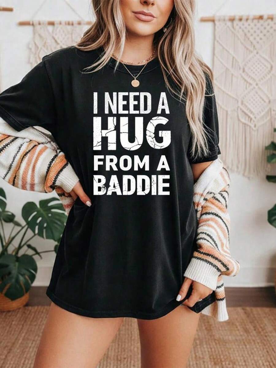 Necesito un abrazo de un chico malo Camiseta, regalo divertido para amantes de los chicos malos, camiseta gráfica con humor coqueto. Camiseta unisex de algodón puro de 220 g, peso ideal para todas las estaciones, adecuada tanto para hombres como para mujeres. Tejido duradero de alta calidad, suave al tacto y de larga duración. Parte superior transpirable. Adecuada para la primavera y el verano de las mujeres, vacaciones, Día de la Madre, Día de la Independencia. - Negro - Ver 1