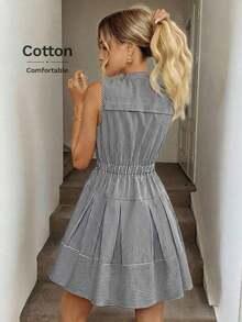 Vestido casual y elegante de mini longitud sin mangas, con cuello alto, cierre con botones, cintura elástica y pliegues en la falda en tela de algodón a rayas, para vacaciones - Rojo y blanco - Ver 8
