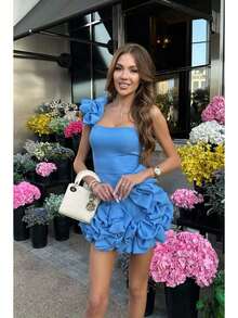 Un vestido corto ajustado con volantes irregulares y cintura ceñida. - Blanco - Ver 1