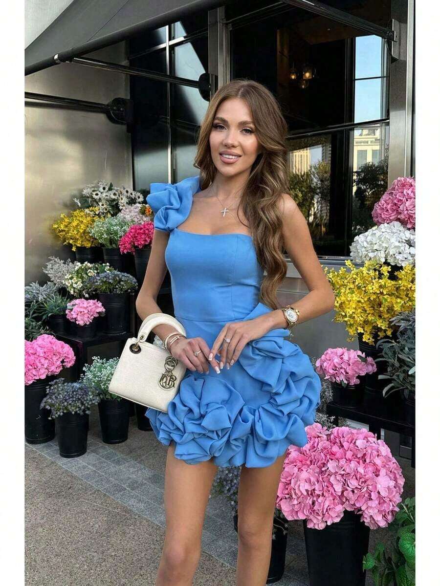 Un vestido corto ajustado con volantes irregulares y cintura ceñida. - Blanco - Ver 1