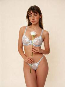 Conjunto de lencería azul claro con bordado floral sexy, sujetador con aros y pantie transparente con bordado romántico, conjunto de lencería de estilo pastoril - Celeste - Ver 1