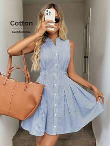 Vestido casual y elegante de mini longitud sin mangas, con cuello alto, cierre con botones, cintura elástica y pliegues en la falda en tela de algodón a rayas, para vacaciones - Rojo y blanco - Ver 10