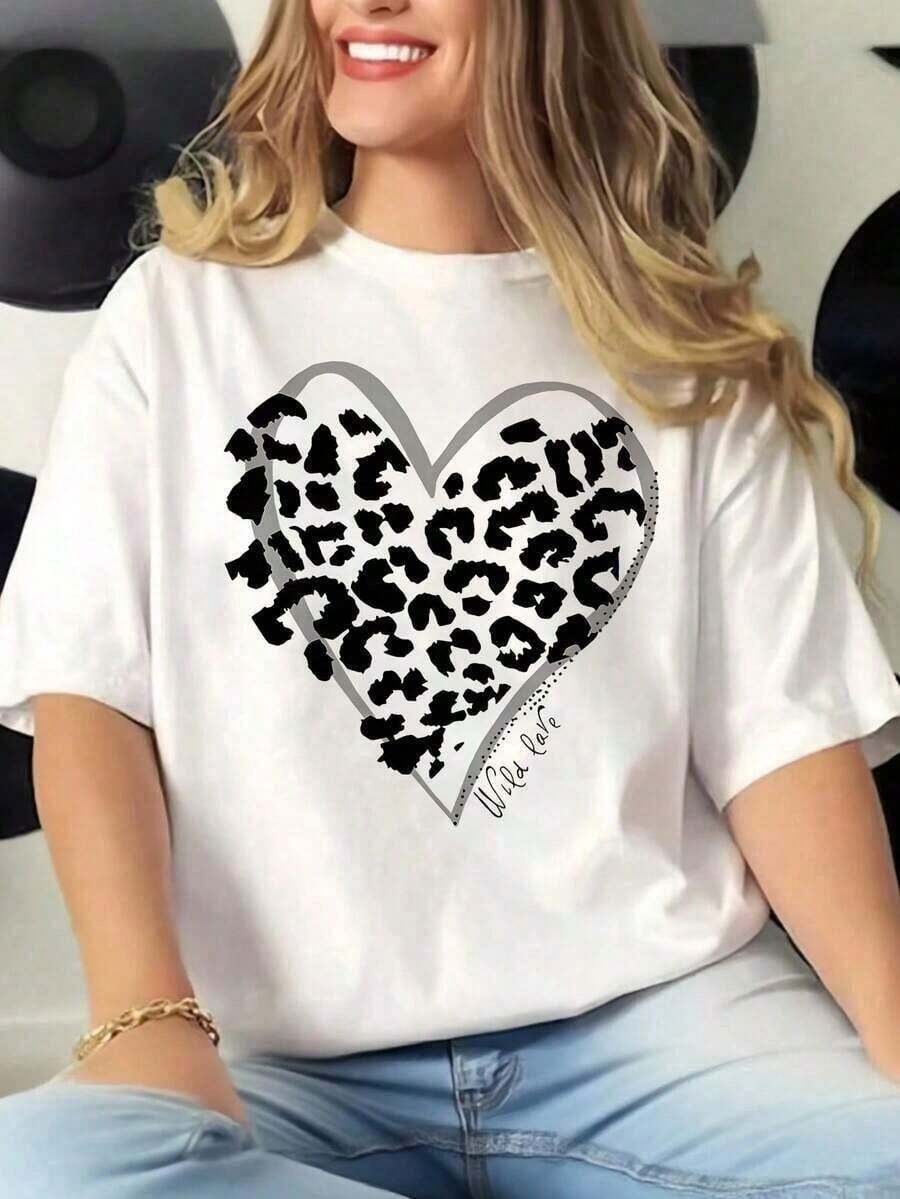 SimpieAndVersatileDesigncasual wearPlayera Blanca de Mujer con Corazón de Leopardo en Blanco y Negro, Camiseta de Moda "Wild Love" de Manga Corta, Top Moderno de Animal Print, Blusa Básica Estilo Estética para Diario o Salidas-Vintage Street Style Unisex Loose Cotton Short Sleeve Crew Neck T-ShirtCottonT-Shirt - Blanco - Ver 1