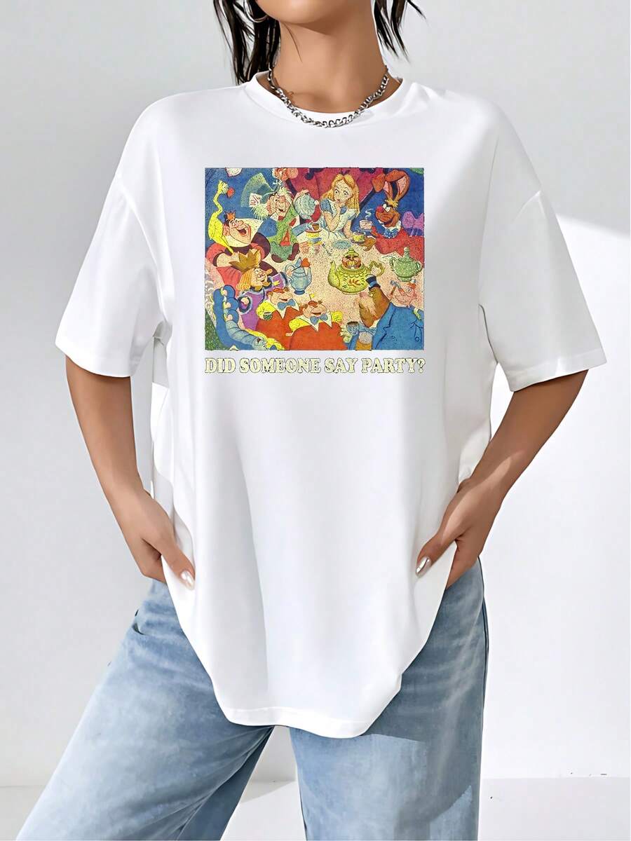 Gráfico colorido que muestra una animada escena de té con personajes divertidos celebrando con tazas, pasteles y alegría transmitiendo energía festiva y humor informal camiseta de mujer casual cómoda para uso diario - Blanco - Ver 1
