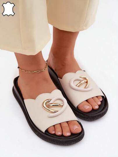 Elegante en comfortabele damesslippers S.Barski KV61-6046, gemaakt van natuurlijk leer met synthetische details en een subtiele sleehak. Beige, zwart, wit.