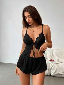 El traje de encaje negro de la señora es tanto romántico como sexy.Es adecuado para fiestas y también se puede usar para combinaciones de ropa de temporada.Combina materiales de punto y encaje y tiene un lazo en la cintura.Este es un conjunto de - Negro - Ver 5