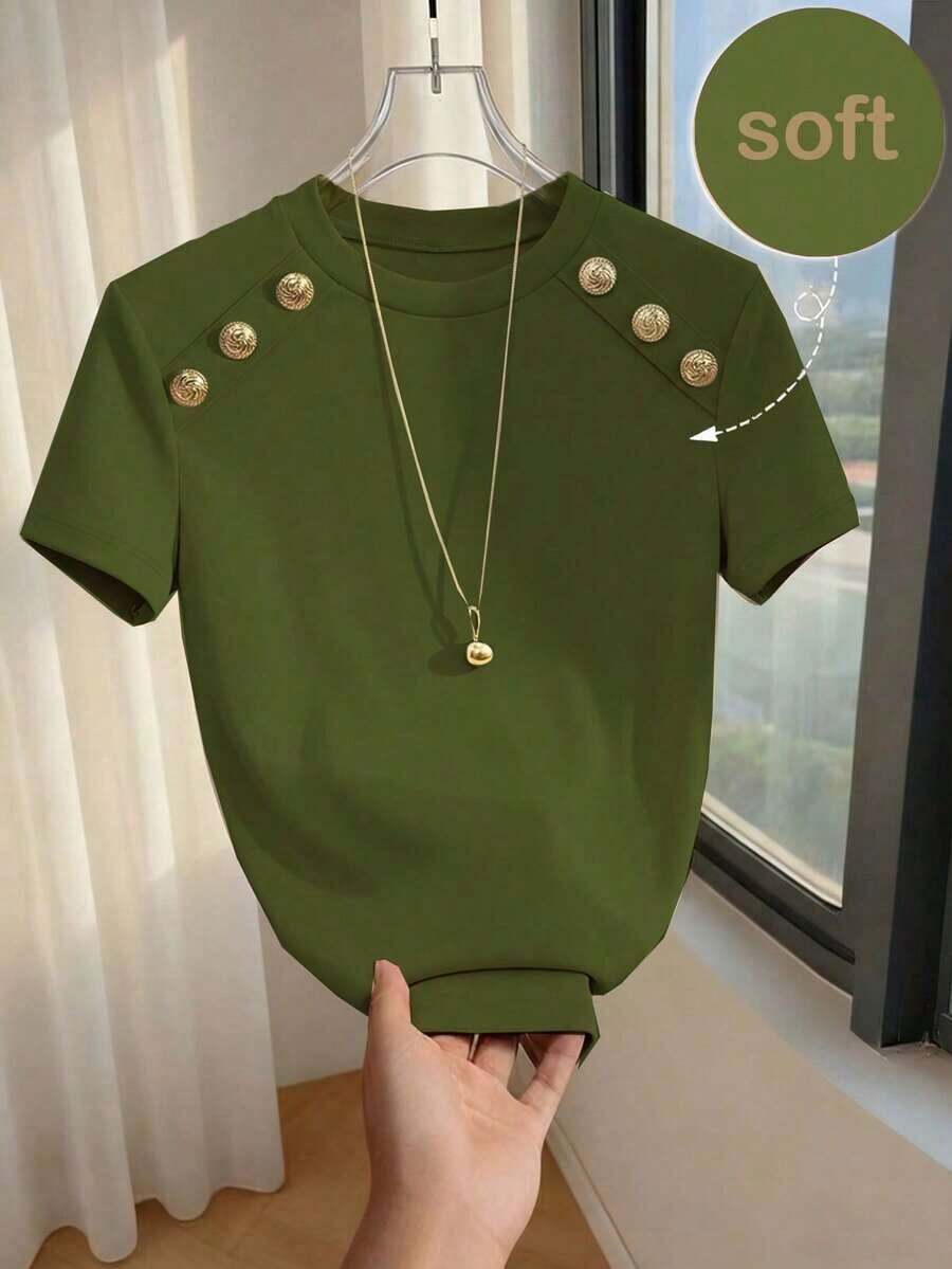 Camiseta ajustada de mujer de manga corta con cuello redondo y decoración de botones en color albaricoque sólido, adecuada para uso diario, casual y versátil, para verano - Verde militar - Ver 1
