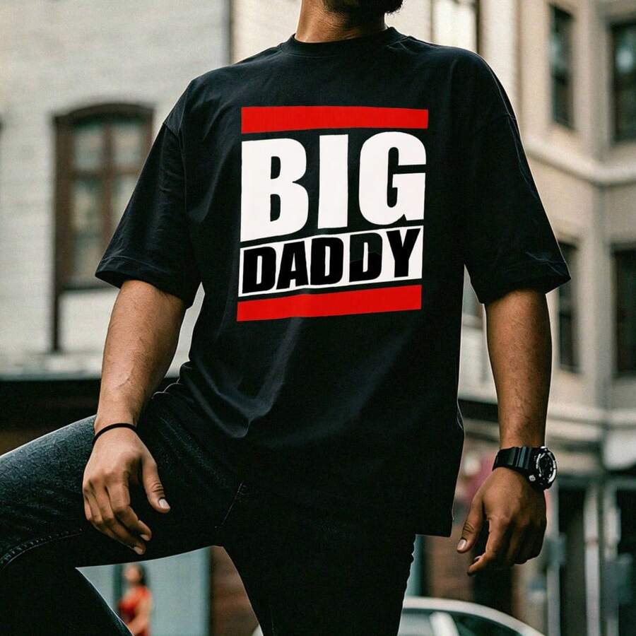 [2D Flat] BIG DADDY In White Letters With Black Borders And Red Lines At The Top And Bottom On A Black T-Shirt, Rectangular Shape. Acrylic Pendant Ornament For Interior Decoration & Birthday Gifts, Festival Gift For Fathers - 黑色 - 查看 1