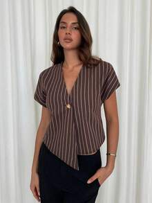Blusa de manga corta a rayas marrón y blanco para mujer, escote en V con botón dorado, diseño irregular tipo envolvente, tejido ligero y transpirable, estilo casual elegante ideal para oficina y looks de primavera/verano. - marrón café - Ver 1