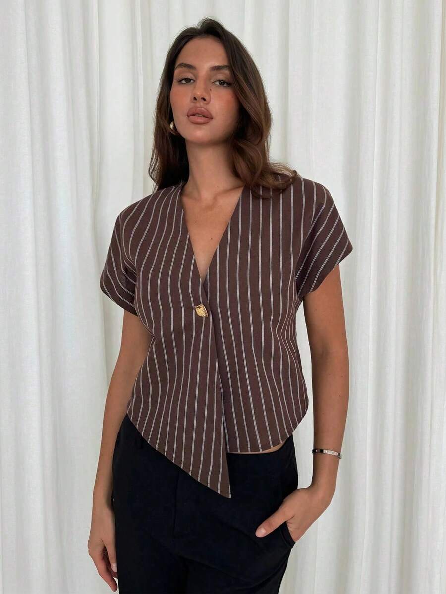 Blusa de manga corta a rayas marrón y blanco para mujer, escote en V con botón dorado, diseño irregular tipo envolvente, tejido ligero y transpirable, estilo casual elegante ideal para oficina y looks de primavera/verano. - marrón café - Ver 1