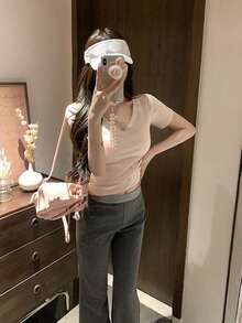 女款修身V領短袖T恤，短版內搭上衣，夏季粉色休閒風 - 粉色 - 查看 6