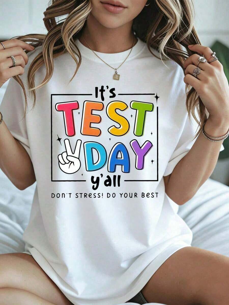 Camiseta de cuello redondo con estampado de letras coloridas "Test Day Yall Don't Stress Do Your Best" en color blanco, para la temporada de exámenes escolares, primavera y verano. - Blanco - Ver 1