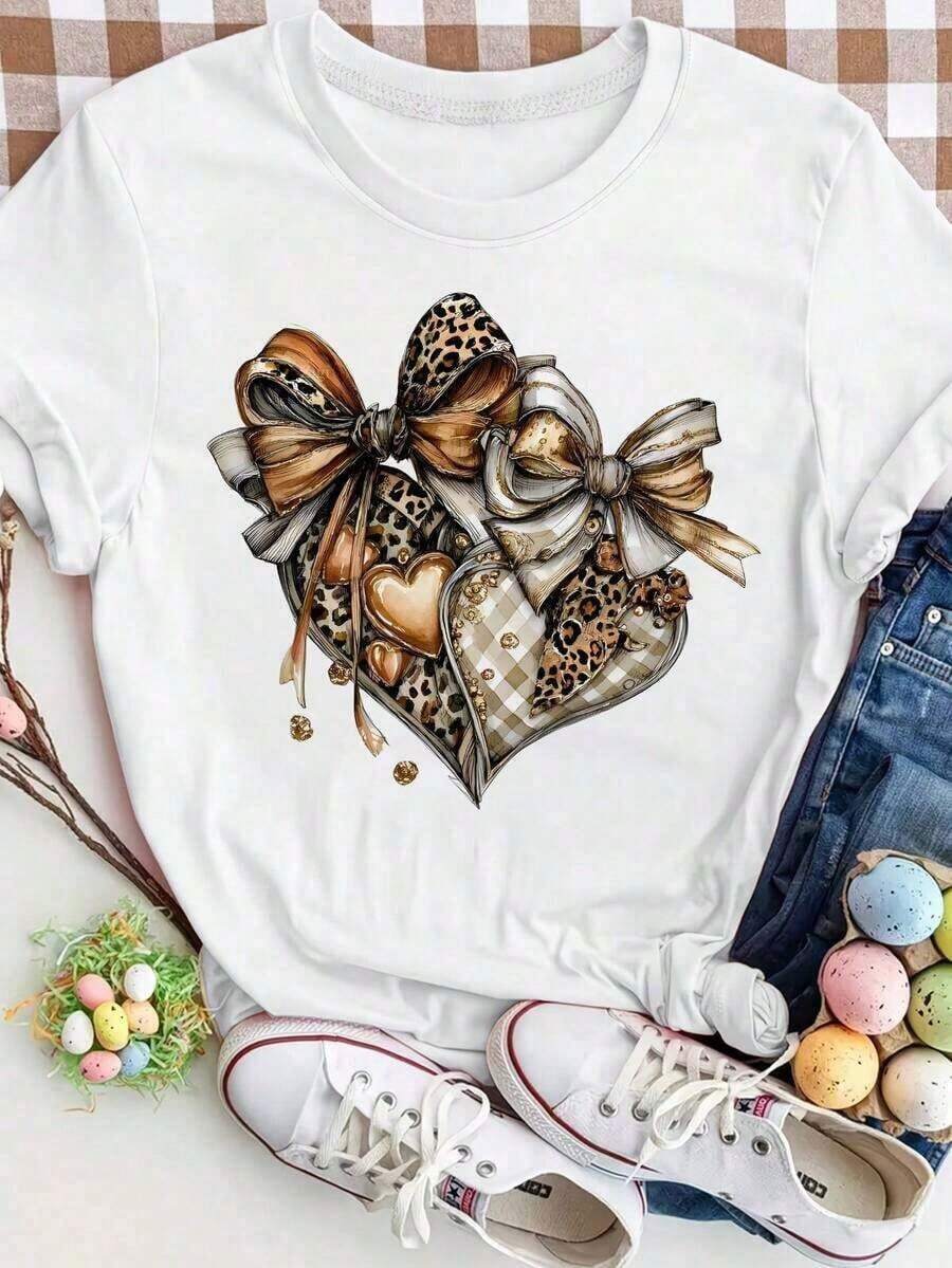 Playera Blanca de Mujer con Gráfico de Corazón de Leopardo y Letras LOVE, Camiseta de Estilo Boho Retro Aesthetic Manga Corta, Top Romántico Moderno, Blusa Casual de Moda EGNC - Blanco y Negro - Ver 1