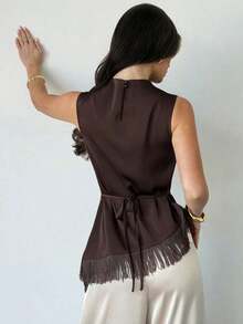 Blusa sin mangas elegante y casual para ir al trabajo, de vacaciones o a la playa, con estilo bohemio.Chaleco de mujer con cuello de satén marrón plisado, bajo asimétrico con flecos, elegante, versátil y apropiado para maestras - Marrón - Ver 2