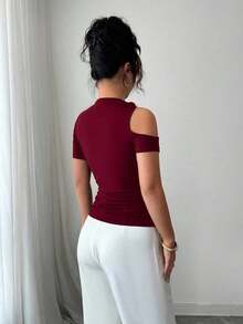 Camiseta de moda de manga corta para mujer de unicolor con recortes calados y decoración metálica - Rojo - Ver 2