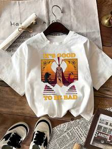 Figura central con expresión desafiante inspirada en la dualidad entre lo bueno y lo malo sobre fondo dorado con detalles artísticos camisetas de mujer  casual cómoda para uso diario y perfecta para mostrar confianza y personalidad - Blanco - Ver 2