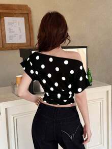 Blusa corta con hombros descubiertos y cuello asimétrico de estilo casual dulce Y2K, con lunares azul claro y pliegues, para mujer - Negro - Ver 2