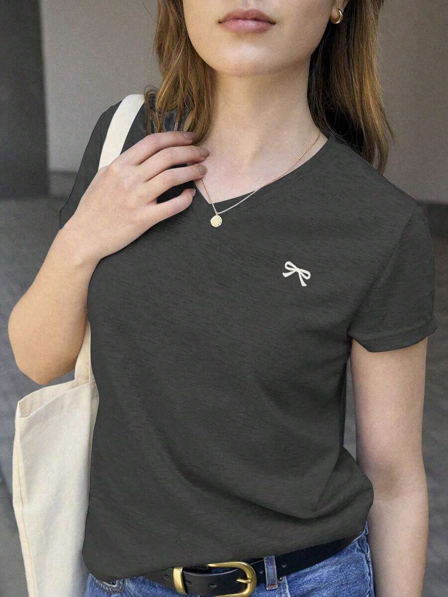 Camiseta de manga corta con cuello en V y decoración de lazo, de estilo minimalista y casual para uso diario y trayectos, para verano - Gris Oscuro - Ver 1