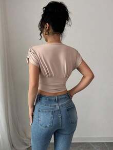 Camiseta casual de mujer con cuello en V y cruce en la cintura - Caqui - Ver 2