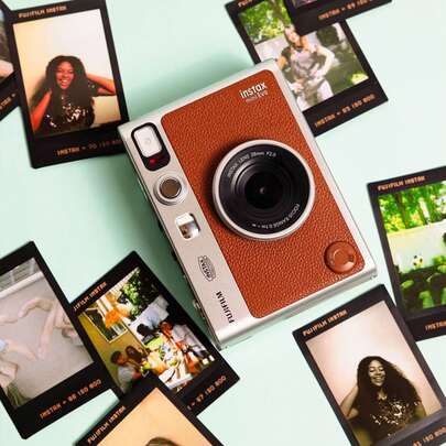FujiFilm Minicámara instantánea EVO con conectividad Bluetooth para imprimir desde el teléfono, filtros de película retro y un diseño compacto y portátil ideal para viajes.