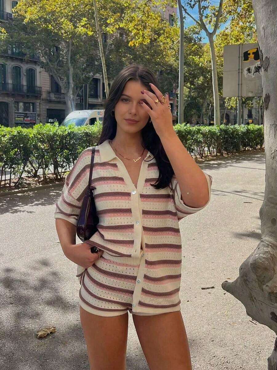 Conjunto de 2 piezas de verano para mujer, estilo vintage y vacacional, de punto, ligero y transpirable, con diseño calado, top de rayas con botones y pantalón corto de cintura elástica, adecuado para uso diario, vacaciones en la playa, estilo callejero, citas festivas, fiestas en la playa primaveral - Multicolor - Ver 1