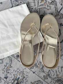 Sandalias de tiras minimalistas de tacón bajo, verano 2025 Nuevas. Sandalias de cuero versátiles de punta abierta y slip-on para mujer, tacón de gatito, chanclas - Dorado - Ver 5