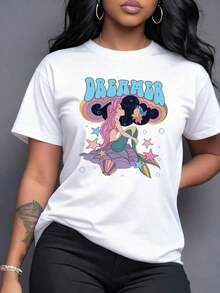 Sirena rodeada de estrellas y conchas que simbolizan libertad de los sueños bajo el mar en tonos pastel camiseta para mujer relajada y creativa con arte inspirador DREAMER,Camiseta de mujer elegante. - Blanco - Ver 7