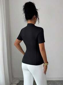 Camiseta de mujer de manga corta con cuello en V y botones metálicos de unicolor - Negro - Ver 2