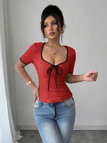 Raffinéa Camiseta ajustada de mujer con diseño de lazo de cuello en V de bloque de color estilo francés, top con lazo delantero rojo, top con cordones rojos, top sexy rojo, blusas de manga corta para mujer, últimas blusas para mujer, nuevos llegados - Rojo - Ver 3