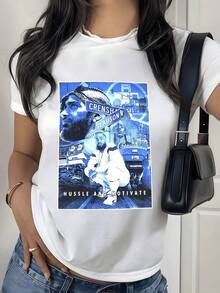 Escena urbana con calles iluminadas y autos clásicos que evocan la fuerza de los sueños y la motivación constante camiseta de mujer moderna y cómoda para uso casual - Blanco - Ver 1