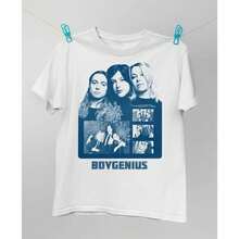 Boygenius Band T-Shirt, Unisex, Gift For Fans. Color: Black/White. Size: Various. 220g Cotton T-Shirt, Essential Unisex, 220g Of Unique Softness. Designed To Fit All People, Men And Women Alike. Durable, High-Quality Fabric, Ready For Any Cut, Delicate To The Touch But Built To Withstand. Lightweight Tops For Women, Autumn Outfits, Vacation Wear, New Year's Costumes For Her. - 白色 - 查看 1