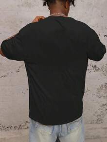 Camiseta de hombre con diseño navideño de Spy vs. Spy - Fabricada con material 100% de alta calidad, esta camiseta de manga corta y cuello redondo presenta costuras de doble aguja y un diseño de espía de dibujos animados en blanco y negro.Es una camisa casual de corte regular, perfecta para el Día de San Valentín y el Día del Padre. - Negro - Ver 2