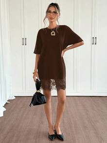 Vestido corto de verano de mujer con cuello redondo, mangas cortas de hombros caídos, parches de encaje y diseño holgado de un solo color - Marrón - Ver 5