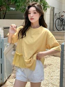 Camiseta casual de mujer para el verano con cuello redondo, manga corta, ajuste holgado y dobladillo con volantes y un solo unicolor - Amarillo - Ver 2
