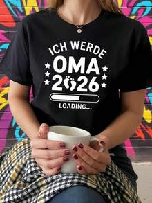 Elegante camiseta diaria para mujer con estampado de texto en alemán "ICH WERDE OMA 2026 LOADING", cuello redondo, manga corta, ideal para salidas informales, regalos de vacaciones y reuniones con amigos, que irradia un ambiente cálido y esperado, con el divertido mensaje "Loading..." que transmite la alegría y la anticipación de convertirse en abuela. Camiseta elegante y a la moda. - Negro - Ver 2