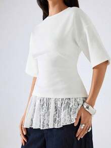 Camiseta de mujer de unicolor con cuello redondo, hombros caídos, manga corta, parche de encaje, bajo irregular con volantes - Blanco - Ver 4