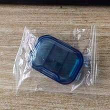 1个超紧凑型三格防尘药盒，便携轻巧设计，适合旅行或居家使用，方便日常药物管理。 - 彩色 - 查看 12