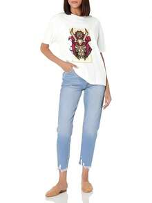 Un primer plano de un personaje de dibujos animados con casco y espada. Camiseta de manga corta de corte ajustado para mujer, de algodón suave, cuello redondo, básica y versátil. Camiseta fresca de verano, estilo unisex. - Blanco - Ver 2