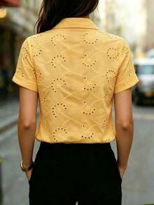 Blusa de mujer de unicolor de manga corta, semi-transparente de malla, con cuello de camisa y botones delanteros - Blusa casual de oficina de primavera y verano de poliéster ligero - Amarillo - Ver 4
